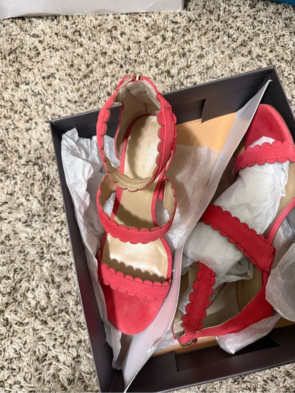 Ann Taylor Coral Pink Scalloped Strap Heeled Sandals